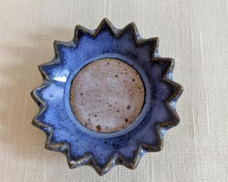 This sweet little dish is made from mid fire brown speckled clay with creamy white and blue glazes that breaks over the edges, really highlighting the speckles underneath.